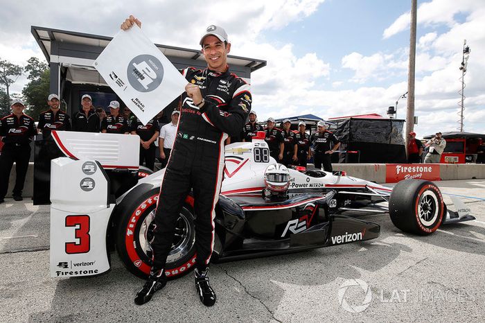 Ganador de la pole  Helio Castroneves, Team Penske Chevrolet celebra su pole position número 50 con la bandera de P1