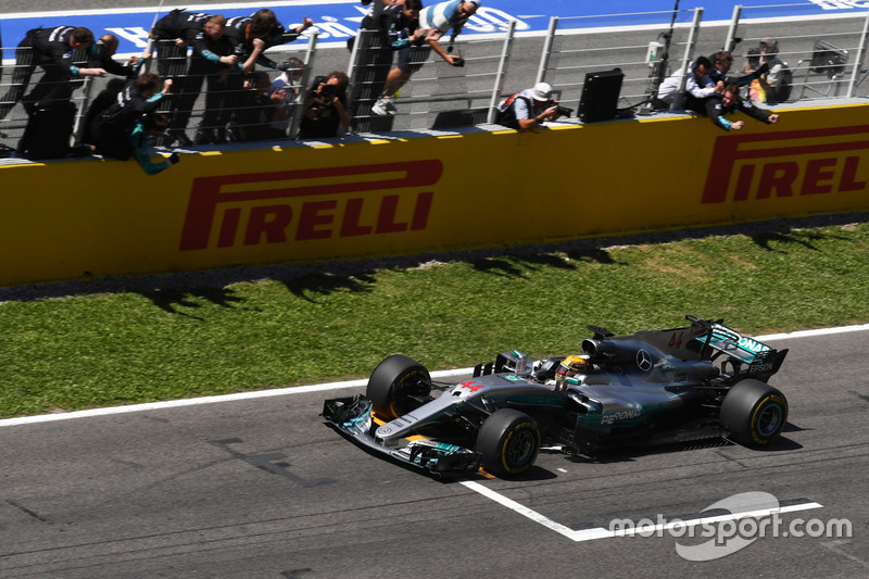 Le vainqueur Lewis Hamilton, Mercedes-Benz F1 W08  passe la ligne