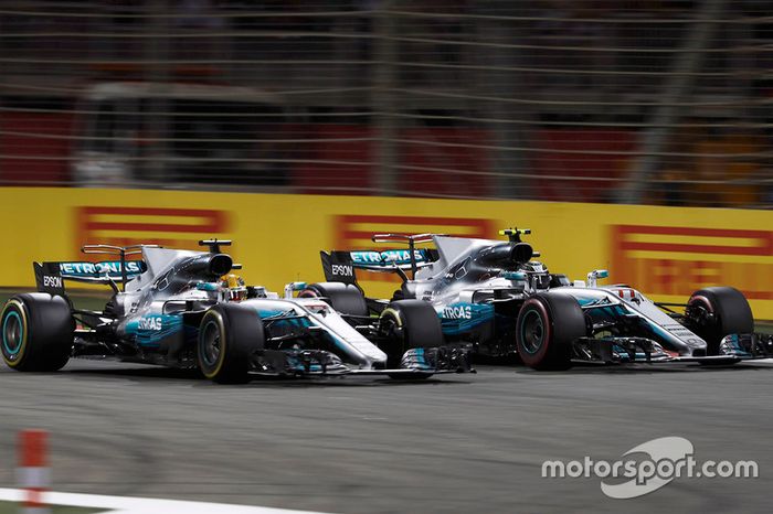 Lewis Hamilton, Mercedes AMG F1 W08, pasa a Valtteri Bottas, Mercedes AMG F1 W08