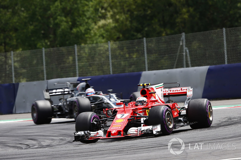 Kimi Raikkonen, Ferrari SF70H, Romain Grosjean, Haas F1 Team VF-17