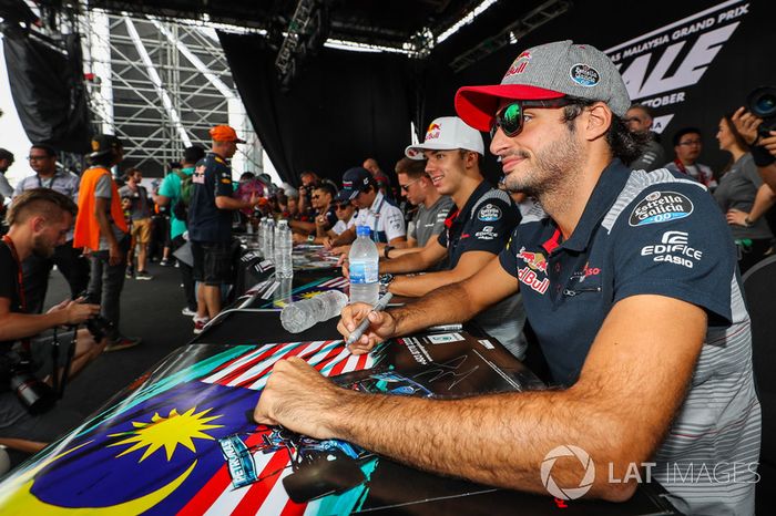 Carlos Sainz Jr., Scuderia Toro Rosso firma autógrafos