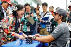 Fernando Alonso, McLaren, firma de autógrafos