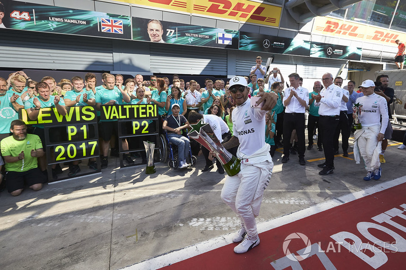 Race winner Lewis Hamilton, Mercedes AMG F1, celebrates victory, the Mercedes team