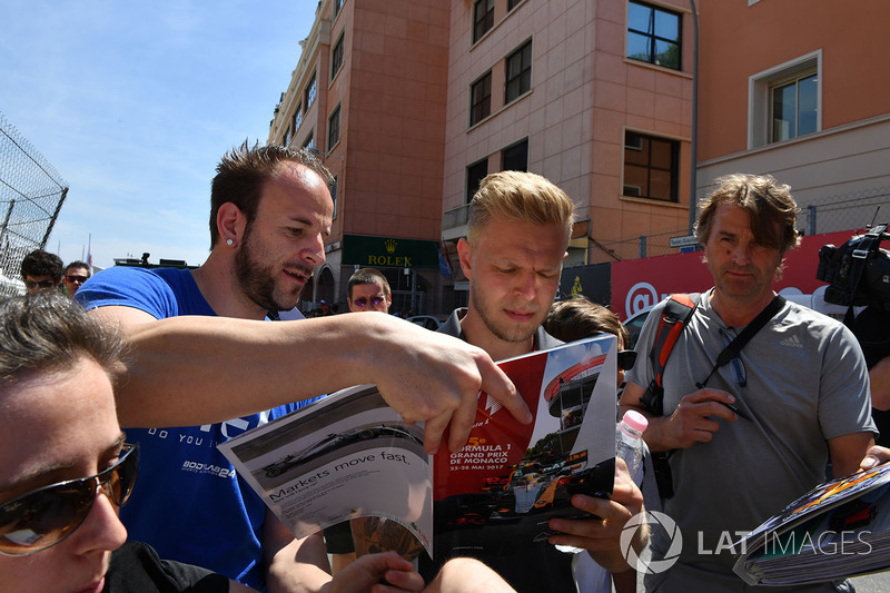 Kevin Magnussen, Haas F1 signe des autographes pour les fans