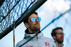 Romain Grosjean, Haas F1 Team, guarda l'azione da bordo pista