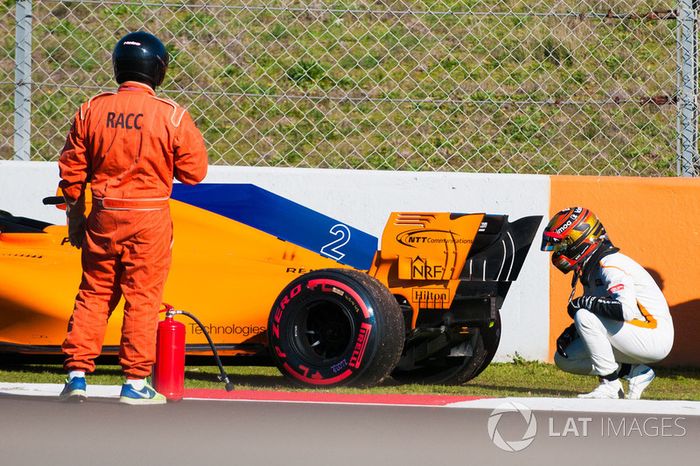 Stoffel Vandoorne, McLaren MCL33, varado en la pista