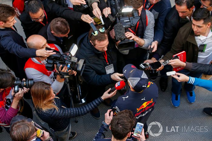  Daniel Ricciardo, Red Bull Racing, con los medios