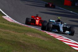 Valtteri Bottas, Mercedes AMG F1 W09, Sebastian Vettel, Ferrari SF71H, y Kimi Raikkonen, Ferrari SF71H