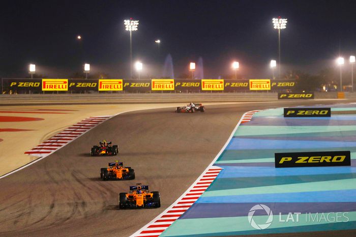 Fernando Alonso, McLaren MCL33 Renault, Stoffel Vandoorne, McLaren MCL33 Renault, y Max Verstappen, Red Bull Racing RB14 Tag Heuer