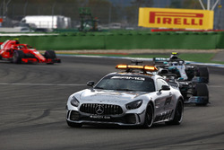 Coche de seguridad al frente de Lewis Hamilton, Mercedes AMG F1 W09, Valtteri Bottas, Mercedes AMG F1 W09 y Kimi Raikkonen, Ferrari SF71H