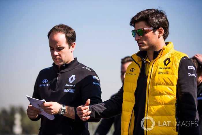 Carlos Sainz Jr., Renault Sport F1 Team camina en la pista