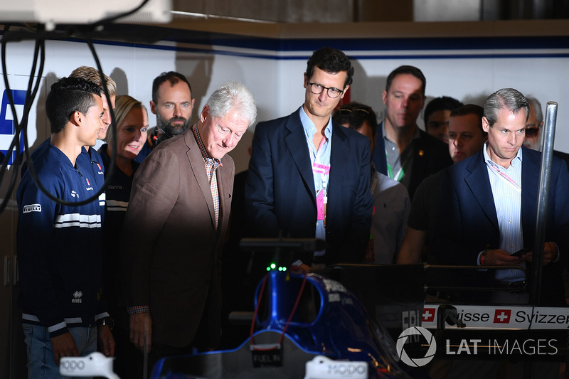 Bill Clinton, with Marcus Ericsson, Sauber and Pascal Wehrlein, Sauber