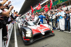 I vincitori #8 Toyota Gazoo Racing Toyota TS050: Sébastien Buemi, Kazuki Nakajima, Fernando Alonso