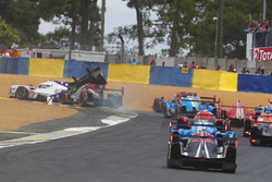#1 Rebellion Racing Rebellion R-13: Andre Lotterer, Neel Jani, Bruno Senna va a sbattere contro la #10 Dragonspeed BR Engineering BR1: Henrik Hedman, Ben Hanley, Renger Van der Zande alla partenza