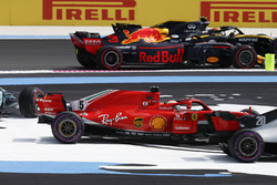 Carlos Sainz Jr., Renault Sport F1 Team R.S. 18, Daniel Ricciardo, Red Bull Racing RB14, pass by as Sebastian Vettel, Ferrari SF71H, Valtteri Bottas, Mercedes AMG F1 W09, go off track at the start