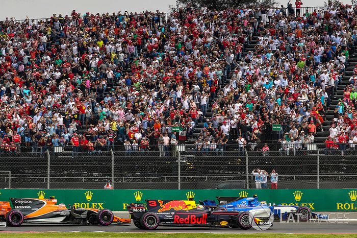 Daniel Ricciardo, Red Bull Racing RB13 and Pascal Wehrlein, Sauber C36 battle at the start of the race