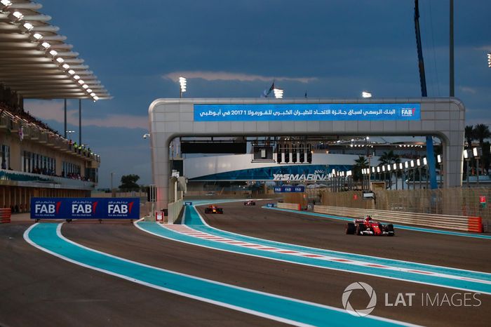 Kimi Raikkonen, Ferrari SF70H, Daniel Ricciardo, Red Bull Racing RB13