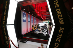 Les participants au F1 ESports dans l'arène