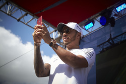 Lewis Hamilton, Mercedes AMG F1, scatta una foto della folla