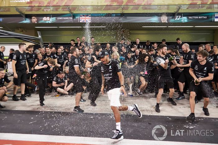 Toto Wolff, Mercedes AMG F1, ganador, Valtteri Bottas, Mercedes AMG F1, su esposa, Emelia, Lewis Hamilton, Mercedes AMG F1.