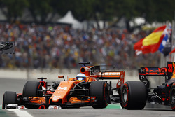 Fernando Alonso, McLaren MCL32, passe Max Verstappen, Red Bull Racing RB13, dans les stands