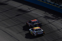 Denny Hamlin, Joe Gibbs Racing Toyota, Chase Elliott, Hendrick Motorsports Chevrolet