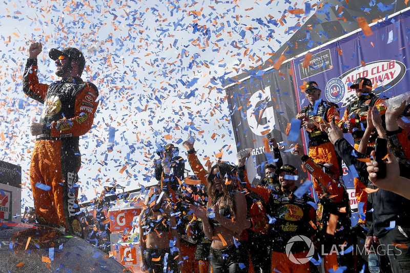 Race winner Martin Truex Jr., Furniture Row Racing, Toyota Camry Bass Pro Shops/5-hour ENERGY