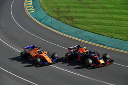 Max Verstappen, Red Bull Racing RB14 e Fernando Alonso, McLaren MCL33