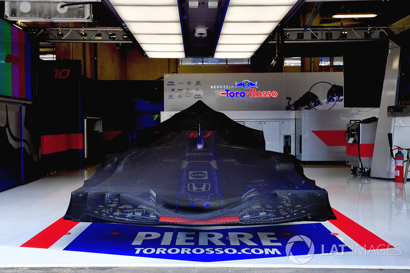 Scuderia Toro Rosso STR13, di balik selimut mobil