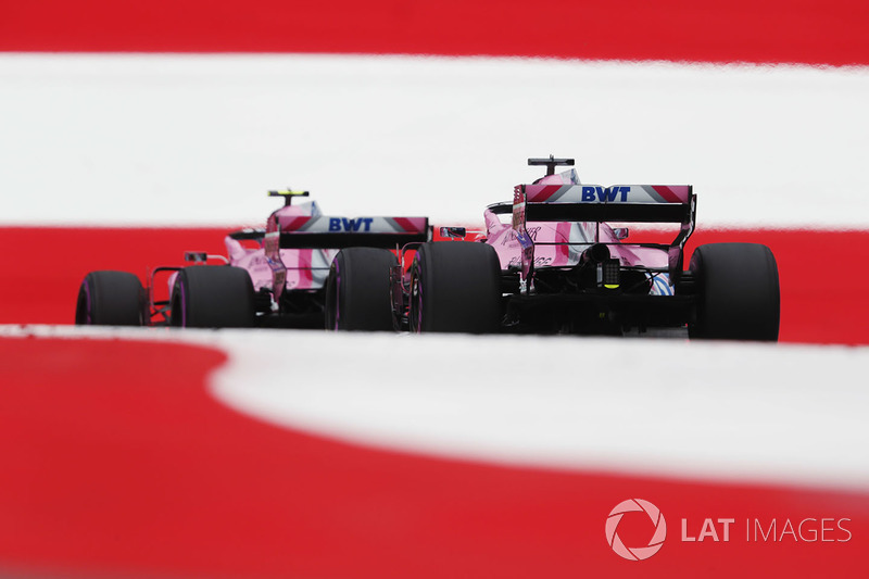 Esteban Ocon, Force India VJM11, y Sergio Perez, Force India VJM11