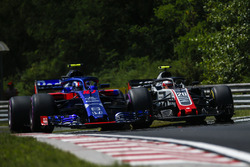 Pierre Gasly, Scuderia Toro Rosso STR13 et Kevin Magnussen, Haas F1 Team VF-18