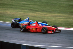 Alex Wurz, Benetton Playlife B198 ve Eddie Irvine, Ferrari F300