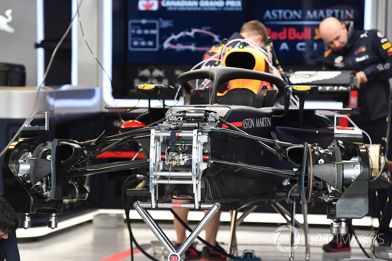 Red Bull Racing RB14 garajda