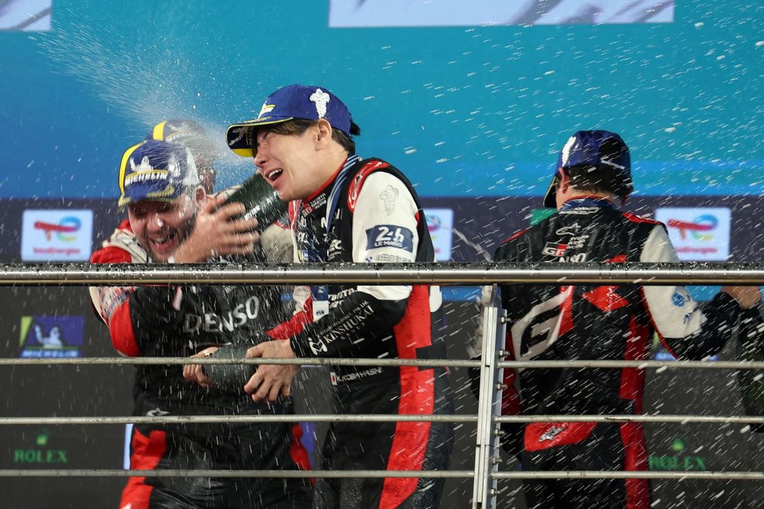 #7 Toyota Gazoo Racing Toyota GR010 - Híbrido: Mike Conway, Kamui Kobayashi, Nyck De Vries