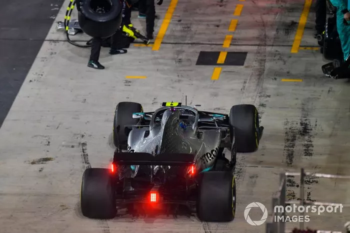 Valtteri Bottas, Mercedes AMG W10, pit box