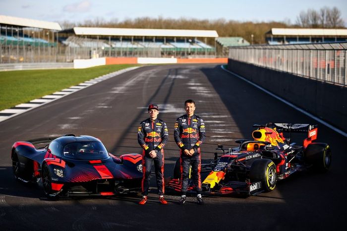 Max Verstappen i Alex Albon testują Aston Martina Valkyrie