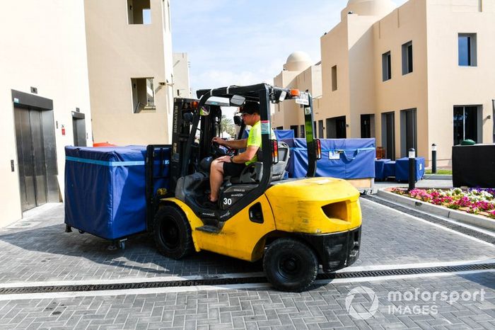 DHL descargando en el paddock de F1