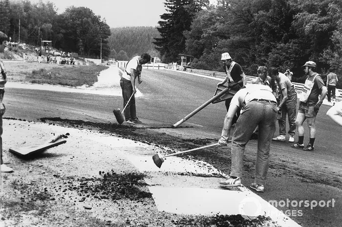 La carrera fue cancelada después de la práctica cuando la pista recién construida se daño debido al calor