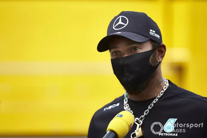 Lewis Hamilton, Mercedes-AMG Petronas F1, parla ai media