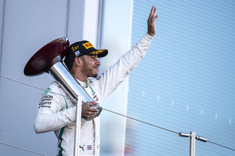 Lewis Hamilton, Mercedes AMG F1 avec son trophée sur le podium