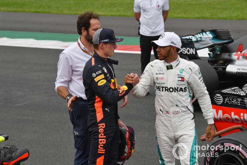 Max Verstappen, Red Bull Racing and Lewis Hamilton, Mercedes AMG F1 celebrate in Parc Ferme 