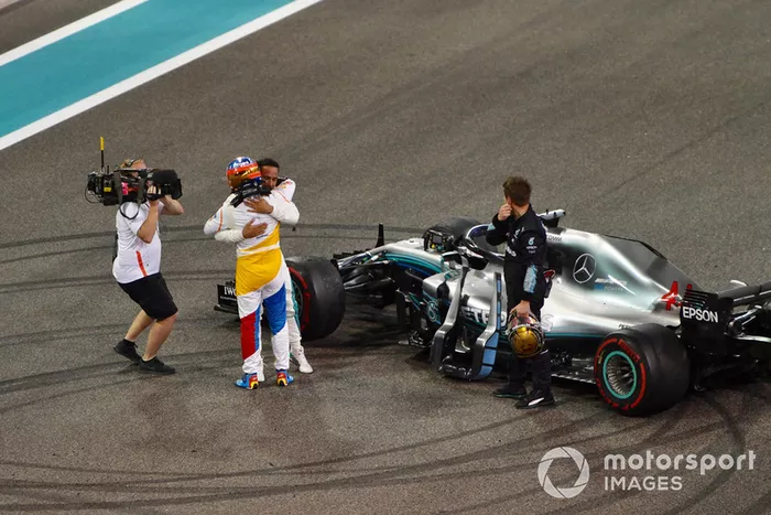 Fernando Alonso, McLaren y Lewis Hamilton, Mercedes AMG F1 se abrazan al final de la carrera