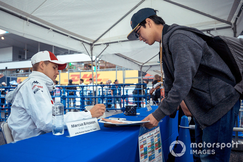 Marcus Ericsson, Sauber signs autographs for fans