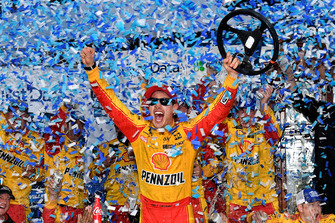 Race winner Joey Logano, Team Penske, Ford Fusion Shell Pennzoil