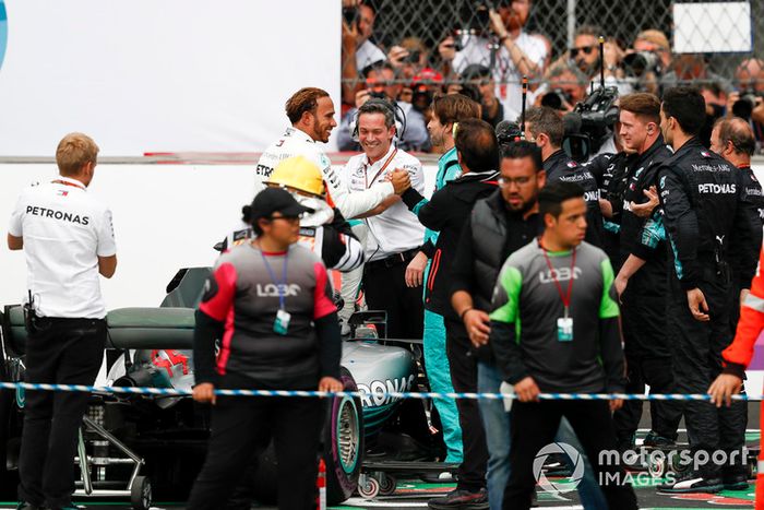 Lewis Hamilton, Mercedes AMG F1, celebra con su equipo luego de asegurar su quinto campeonato mundial de pilotos
