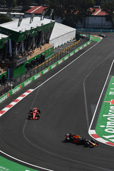 Daniel Ricciardo, Red Bull Racing RB14 e Sebastian Vettel, Ferrari SF71H