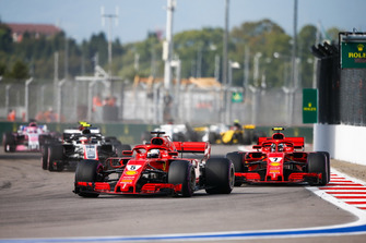 Sebastian Vettel, Ferrari SF71H, devant Kimi Raikkonen, Ferrari SF71H
