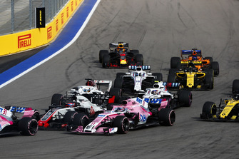 Romain Grosjean, Haas F1 Team VF-18, devant Sergio Perez, Racing Point Force India VJM11, Marcus Ericsson, Sauber C37, Sergey Sirotkin, Williams FW41, Lance Stroll, Williams FW41, Carlos Sainz Jr., Renault Sport F1 Team R.S. 18, Nico Hulkenberg, Renault Sport F1 Team R.S. 18, Fernando Alonso, McLaren MCL33, et Max Verstappen, Red Bull Racing RB14, au départ