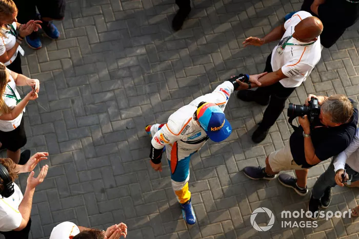 Fernando Alonso, McLaren, Entra en el garaje a los aplausos de su equipo.