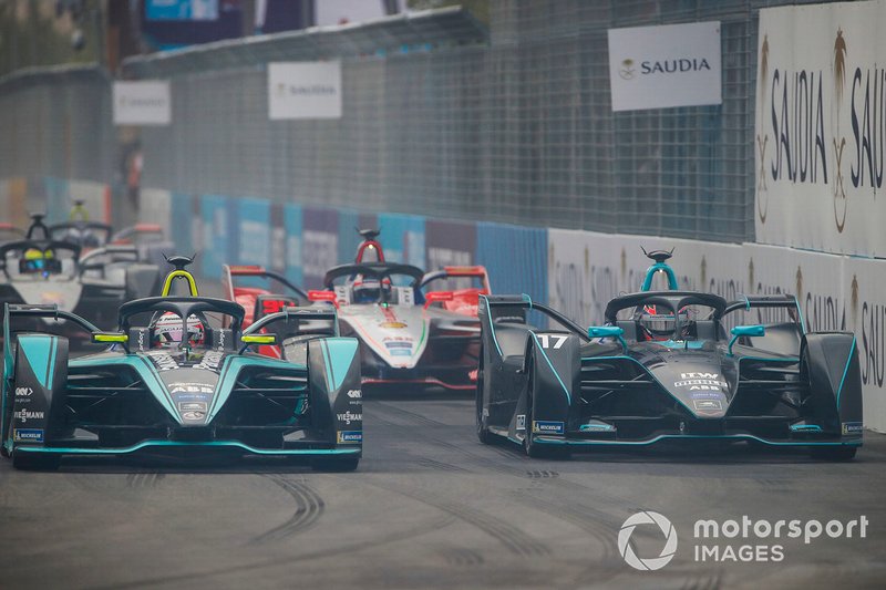 Mitch Evans, Panasonic Jaguar Racing, Jaguar I-Type 3 side by side with Gary Paffett, HWA Racelab, VFE-05